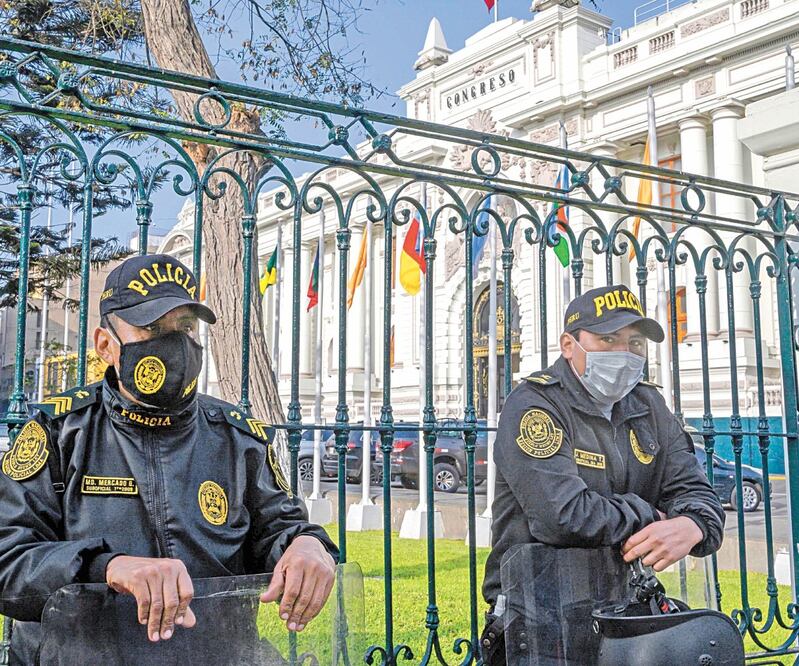 Policías, afuera del Parlamento en Lima. El gobernante de Perú, Martín Vizcarra, ha denunciado “un complot contra la democracia”. Foto: CRIS BOURONCLE. AFP