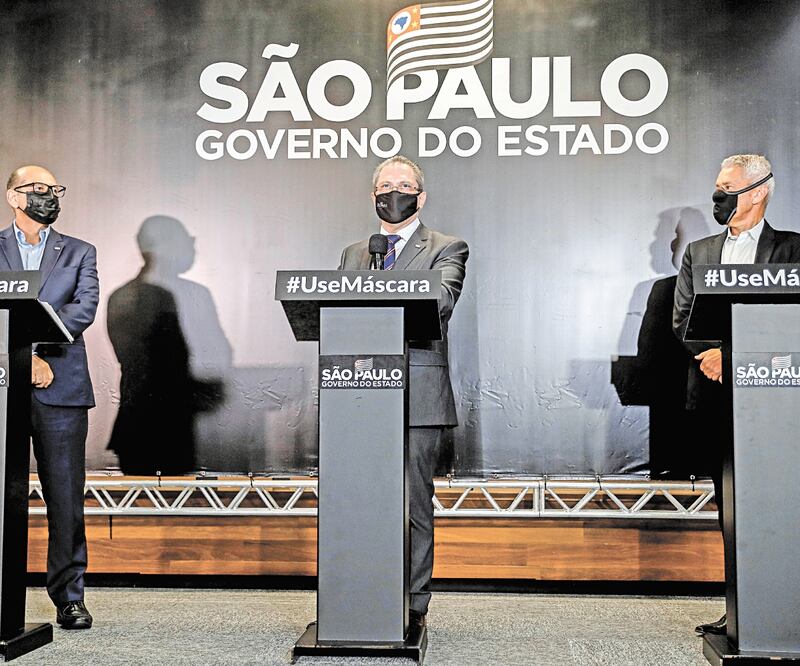 El director de Butantan, Dimas Covas, y el secretario de Salud de Sao Paulo, Jean Gorinchteyn, hablaron de la suspensión de la vacuna. SEBASTIAO MOREIRA. EFE
