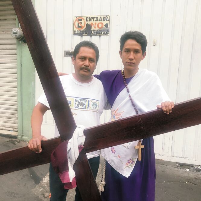 Carlos Castro, padre del joven nazareno y quien nunca participó en la representación, se dice orgulloso de que su hijo mantenga la tradición. LUIS RAMÍREZ. EL UNIVERSAL