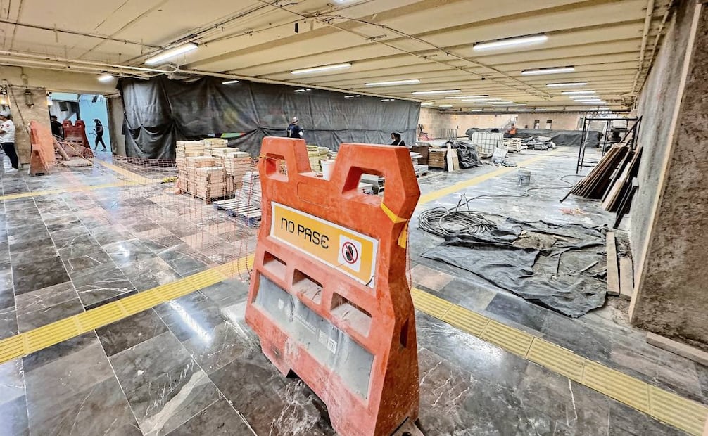 La L2 del Metro, en cuyas estaciones los usuarios sortean a los trabajadores que laboran contrarreloj para concluir la obra, será entregada la misma semana del inicio del Mundial. Foto: Hugo Salvador / EL UNIVERSAL