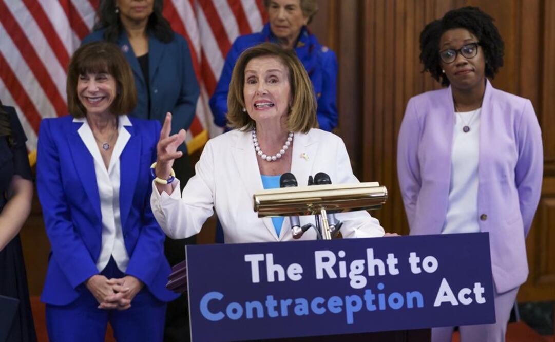 La presidenta de la Cámara de Representantes, la demócrata Nancy Pelosi, al frente, habla durante un evento en el Capitolio en Washington. Foto: AP 