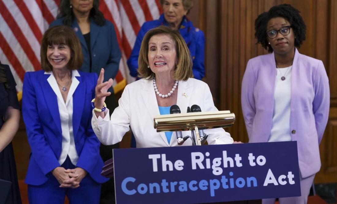 La presidenta de la Cámara de Representantes, la demócrata Nancy Pelosi, al frente, habla durante un evento en el Capitolio en Washington. Foto: AP