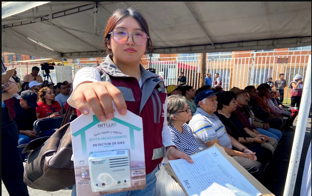 Arranca programa para la entrega de detectores de gas en unidades habitacionales de la alcaldía Iztacalco. Foto: Juan Carlos Wiilliams/EL UNIVERSAL