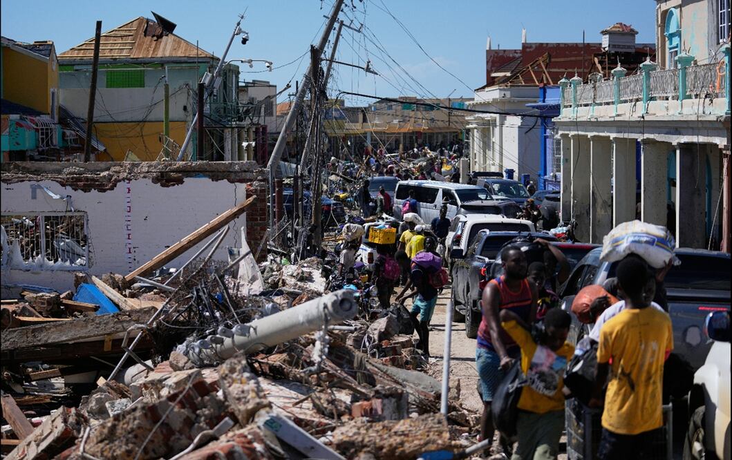 Residentes caminan por una calle destruida en Black River, Jamaica, el jueves 30 de octubre de 2025, tras el paso del huracán Melissa. Foto: AP/Archivo