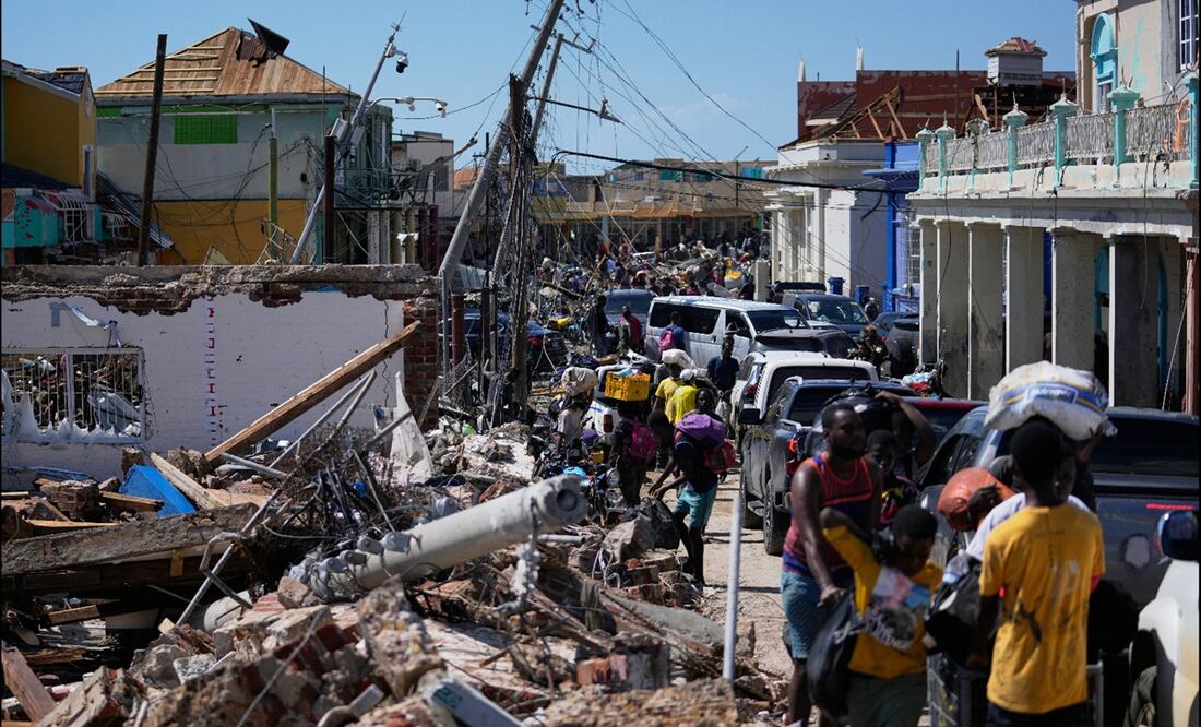 Residentes caminan por una calle destruida en Black River, Jamaica, el jueves 30 de octubre de 2025, tras el paso del huracán Melissa. Foto: AP/Archivo