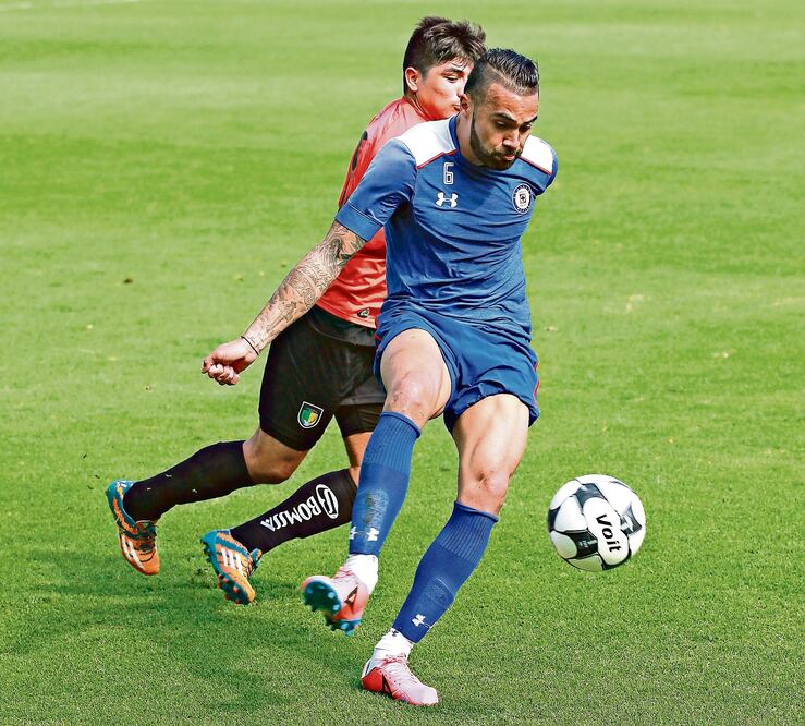 Julián Velázquez realizó buenas coberturas sobre los atacantes del Mérida (IMAGO7)