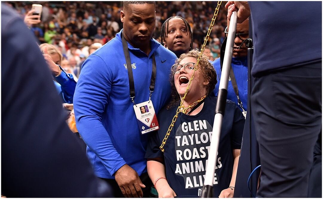 VIDEO: Mujer interrumpe juego de la NBA para protestar encadenada a una canasta / FOTO: AFP