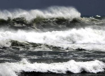 Restringen actividades acuáticas por mar de fondo en Acapulco