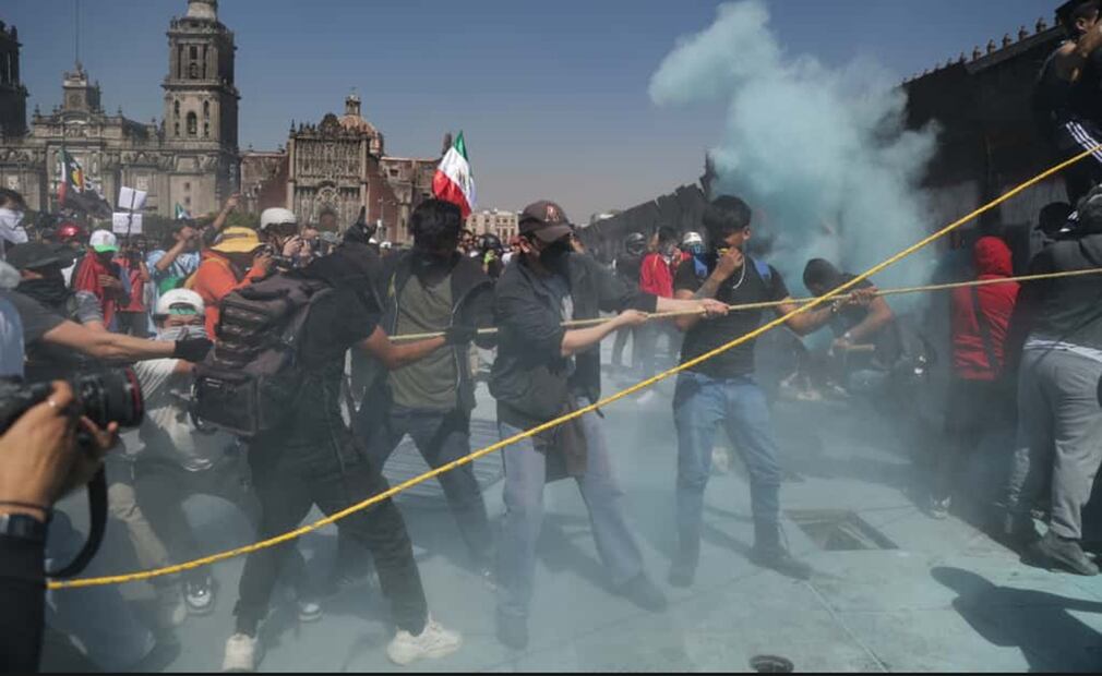Encapuchados derriban las vallas metálicas del Zócalo capitalino, el sábado 15 de noviembre de 2025. Foto: Carlos Mejía/EL UNIVERSAL