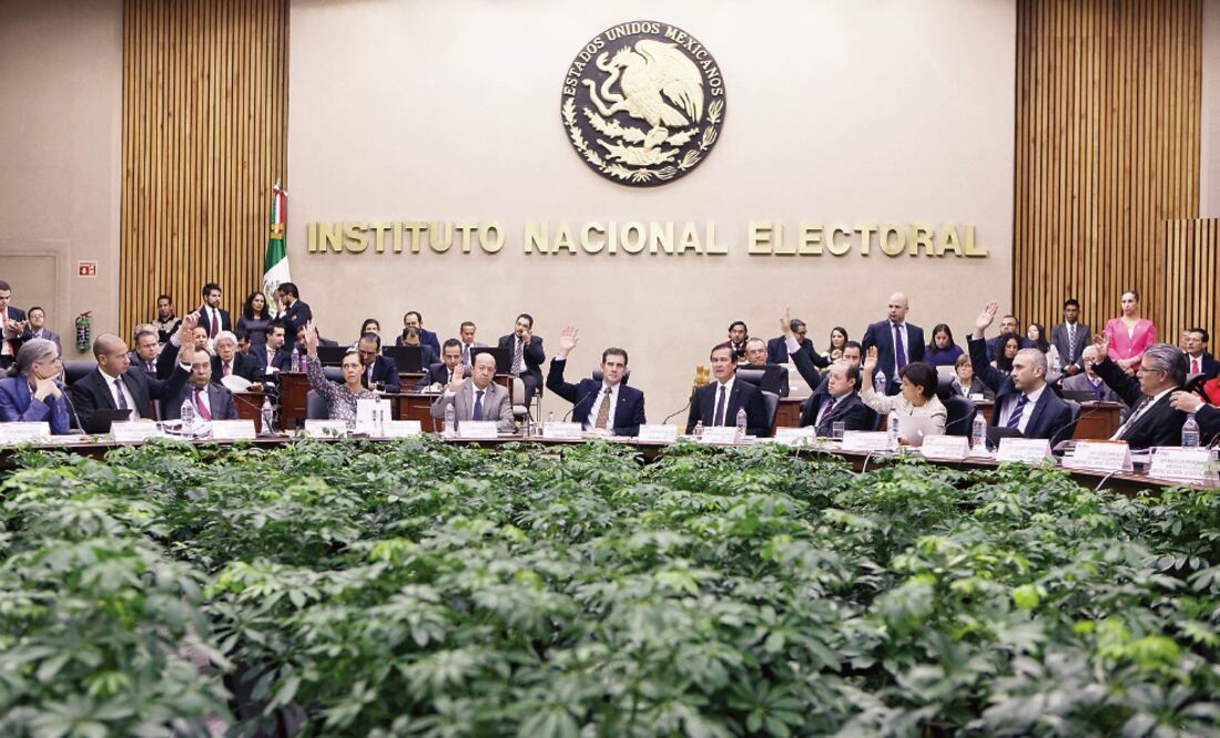 El INE ya indaga desde abril pasado otra queja, en la que se denunció presunta afiliación masiva y corporativa al PAN en el estado de Puebla (ARCHIVO. EL UNIVERSAL)