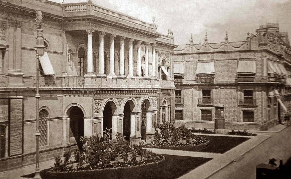 Desde la segunda mitad del siglo XIX y hasta los años treinta, las lujosas casas de la familia Escandón y de los Azulejos fueron vecinas en la esquina de la entonces calle de Plateros, hoy Madero, y el Eje Central, por entonces llamada San Juan de Letrán. Foto: Blog “Grandes Casas de México/Rafael Fierro Gossman.