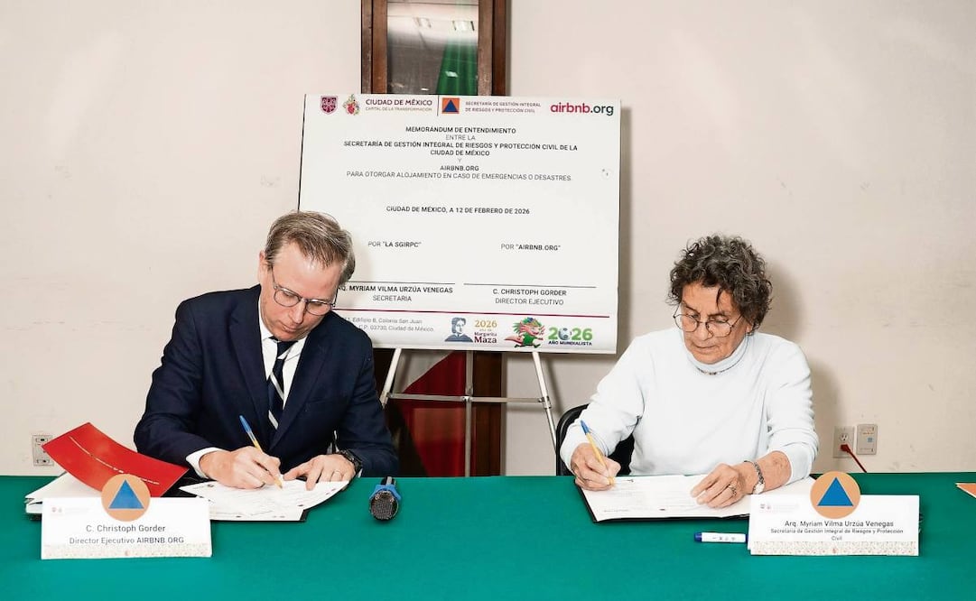 El director ejecutivo de Airbnb.org, Christoph Gorder, y la titular de la SGIRPC, Myriam Urzúa, firmaron el convenio. Foto: Especial