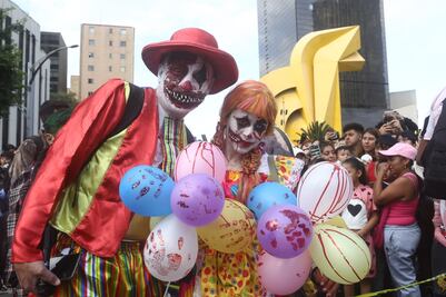 FOTOS Y VIDEOS: ¡De terror! Marcha zombie se apodera de CDMX; 3 mil muertos vivientes caminan al Zócalo