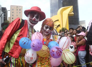 FOTOS Y VIDEOS: ¡De terror! Marcha zombie se apodera de CDMX; 3 mil muertos vivientes caminan al Zócalo