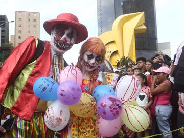 FOTOS Y VIDEOS: ¡De terror! Marcha zombie se apodera de CDMX; 3 mil muertos vivientes caminan al Zócalo