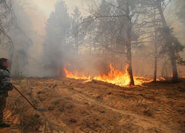 Avanza incendio en Chernóbil, llamas están a sólo dos kilómetros de los residuos nucleares