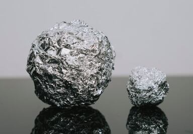 Para qué sirve tener bolas de papel aluminio en el congelador 