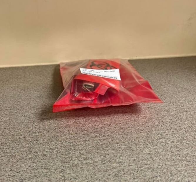 Mujer recoge un dólar en la calle y casi muere