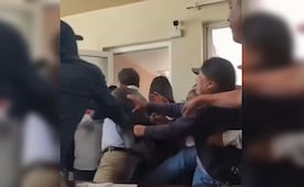 VIDEO Entre jaloneos y golpes, pobladores de San Salvador, Hidalgo, sacan del ayuntamiento al alcalde; le reclaman incumplimiento de obra
