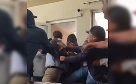 VIDEO Entre jaloneos y golpes, pobladores de San Salvador, Hidalgo, sacan del ayuntamiento al alcalde; le reclaman incumplimiento de obra