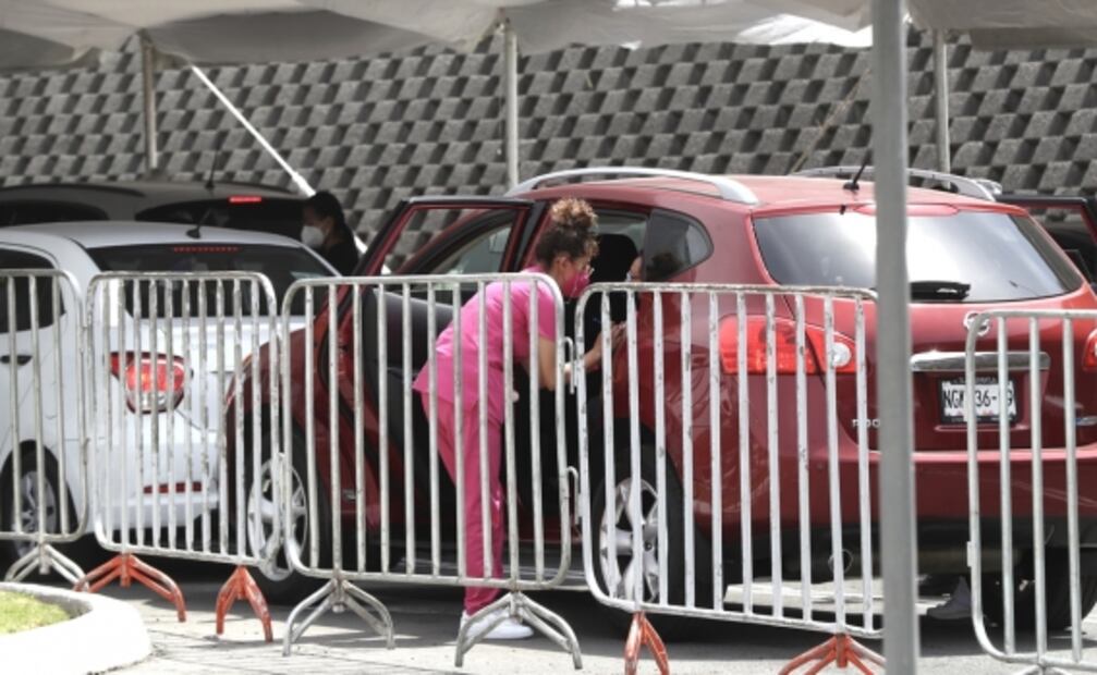Centros de vacunación en autos en Edomex, con filas de varios kilómetros
