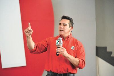 Gobernador de Campeche pide licencia; busca dirigir al PRI