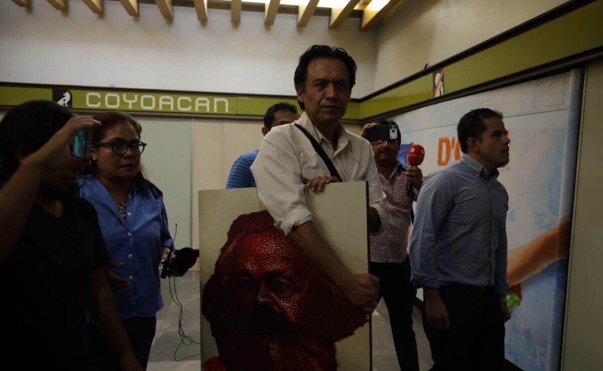 El exfuncionario Marx Arriaga abandonó las instalaciones de la SEP tras 100 horas atrincherado en su oficina este martes 17 de febrero de 2026. Foto: Fernanda Rojas/ EL UNIVERSAL