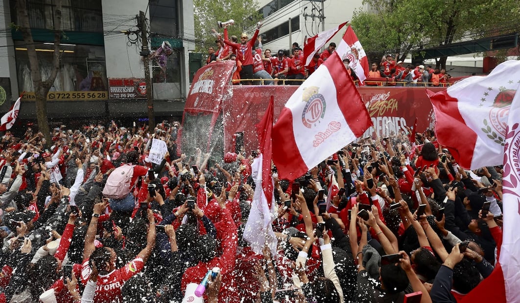 Integrantes del equipo de los Diablos Rojos festejan con aficionados la consecución del campeonato de la Liga MX de futbol en la ciudad de Toluca, el lunes 26 de mayo de 2025. Foto: EFE