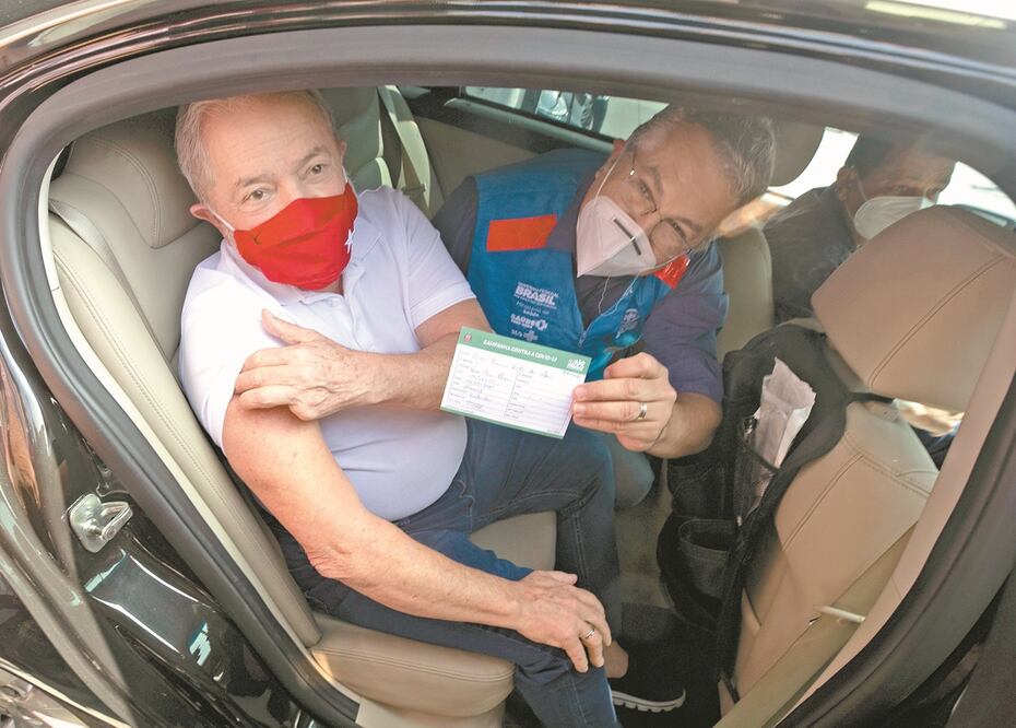 El expresidente Luiz Inácio Lula da Silva recibió ayer la dosis de CoronaVac, en Sao Paulo. Foto: Andre Penner/AP.