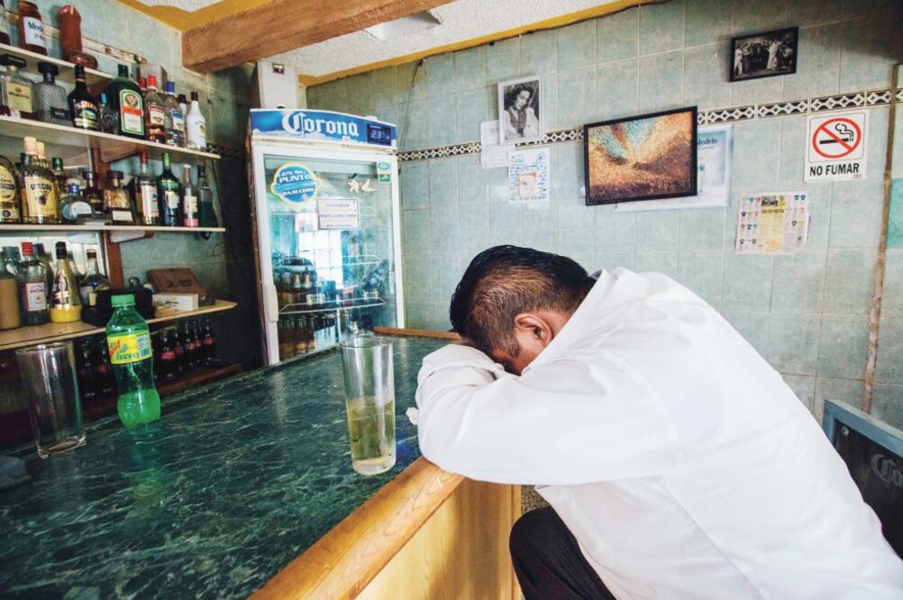 Los especialistas afirman que si una persona está deprimida, consume alcohol o drogas, y vive una situación trágica, esos factores puede llevarla a que decida terminar con su vida. La ingesta de sustancias es determinante, aseguran (ARCHIVO EL UNIVERSAL)