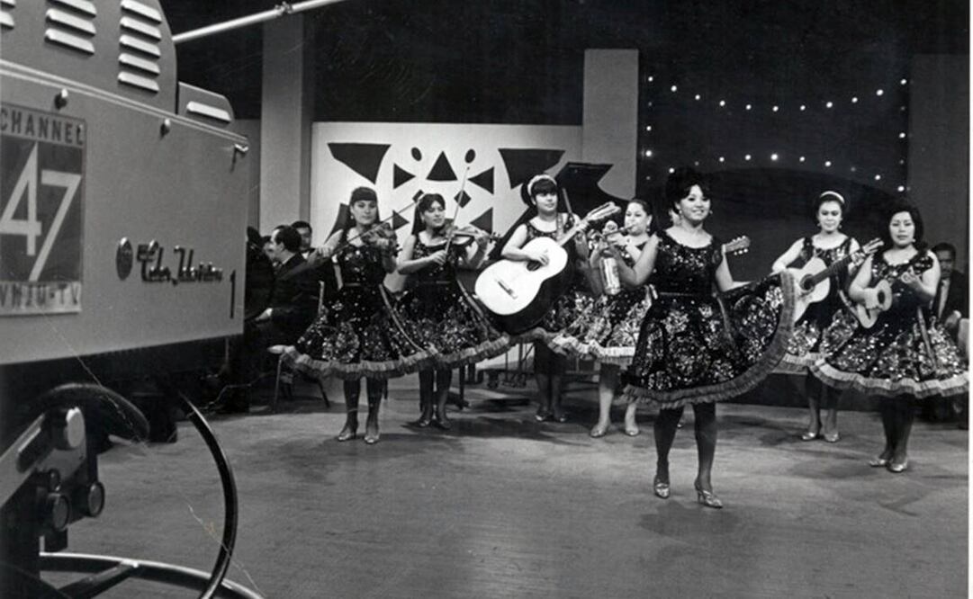 El Mariachi Femenil Estrellas de México durante una presentación en la televisión en el canal 47 de Telemundo en 1965. Colección Particular, cortesía.