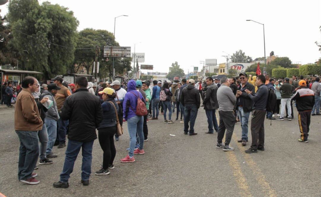 La demanda de los trabajadores es que se les depositen las dos quincenas de diciembre, el aguinaldo y otras prestaciones que les adeuda el gobierno de Michoacán. FOTO: Rodolfo Ayala