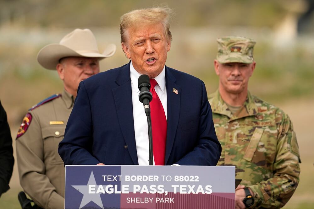 El precandidato presidencial republicano, el exmandatario Donald Trump, habla en Shelby Park durante una visita a la frontera entre Estados Unidos y México, en Eagle Pass, Texas. Foto: AP