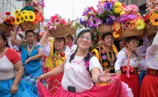 Coyoacán lleva banda, chinelos y comparsas al Zócalo; Oaxaca cierra fiesta indígena con calenda