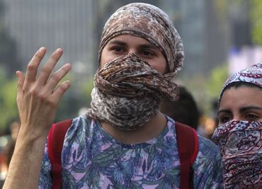 La generación que le perdió el miedo al toque de queda, uno de los símbolos de la era Pinochet