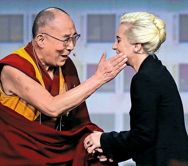 Lady Gaga se entrevistó con el Dalái Lama para hablar de salud mental, meditación y el “poder de la bondad”, según video que ella publicó  (MICHAEL CONROY. AP)