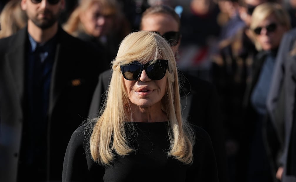 Donatella Versace llega al funeral del diseñador de moda Valentino Garavani en la Basílica de Santa María de los Ángeles, en Roma.
Foto: AP/Andrew Medichini.