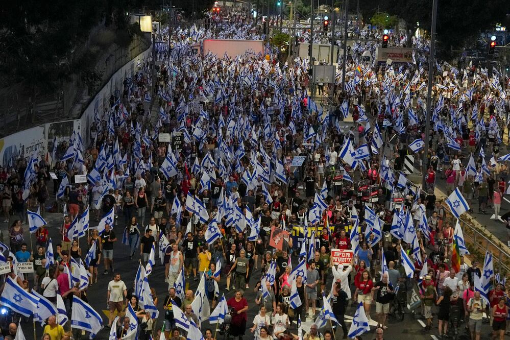 Israelíes protestan, en Tel Aviv, contra los planes del gobierno del primer ministro Benjamin Netanyahu para reformar el sistema judicial. Foto: AP