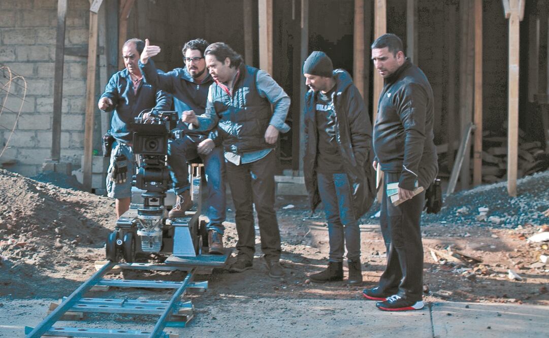 Solórzano Casarín (de lentes), ahora está en la postproducción de A puerta cerrada y acaba de estrenar Guardia-García.