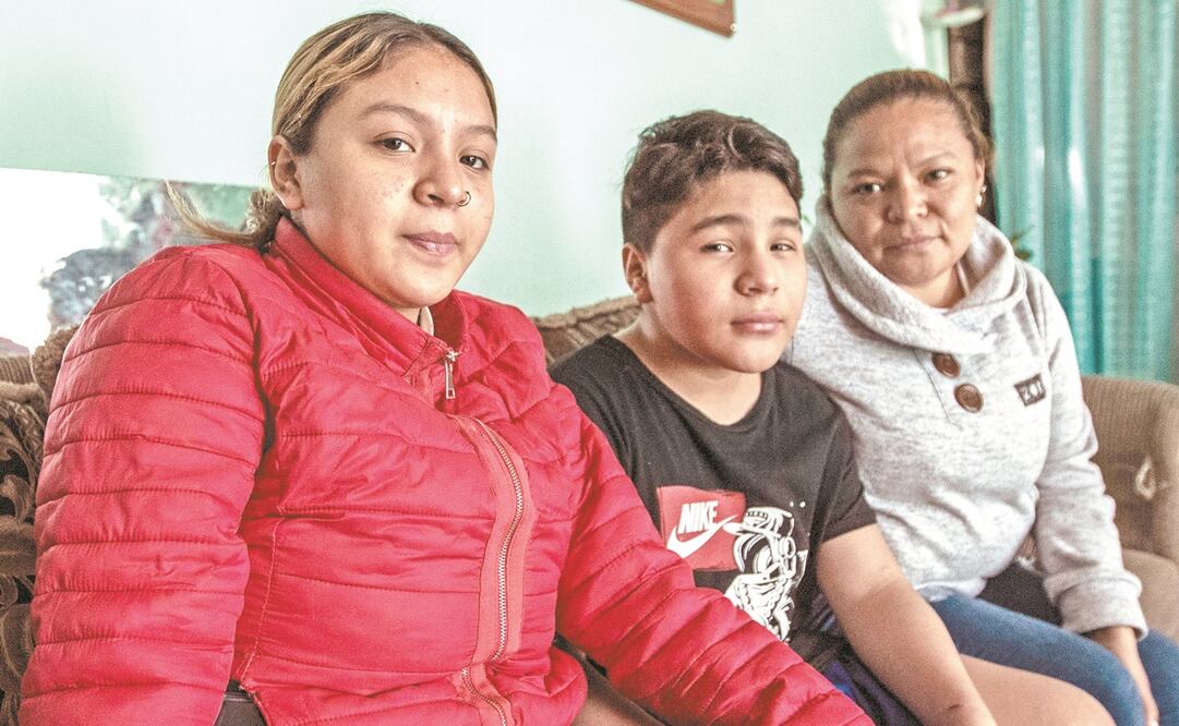 Fabiola (der.) y sus dos hijos; la muerte de Ernesto los golpeó. Foto: Germán Espinosa. EL UNIVERSAL