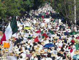 Manifestantes de marcha Generación Z derriban e incendian puertas del palacio de Gobierno de Guadalajara; policías los repliegan