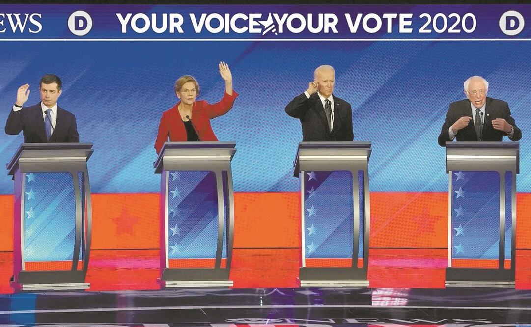 Los candidatos demócratas Pete Buttigieg, Elizabeth Warren, Joe Biden y Bernie Sanders, ayer en el debate en New Hampshire, previo a las primarias que se celebrarán el próximo martes. Foto: BRIAN SNYDER. REUTERS