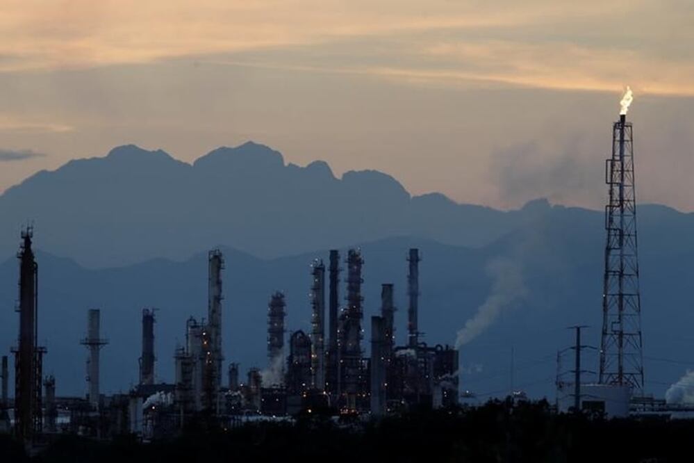 The refinery of Mexico's national oil company Pemex is seen in Cadereyta, Mexico, December 20, 2016. REUTERS/Daniel Becerril