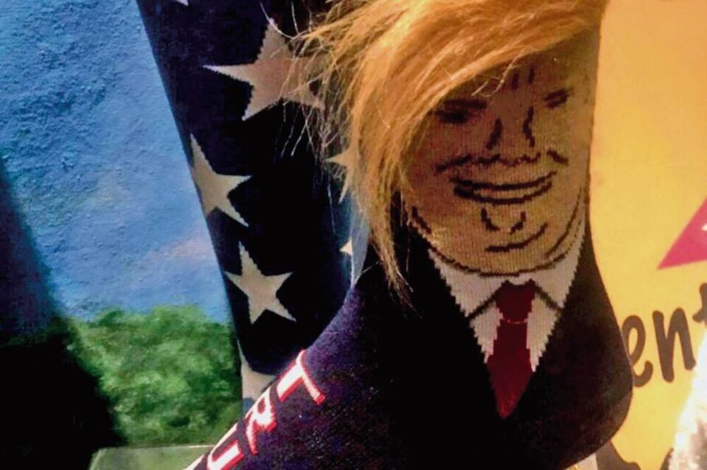En la foto: Calcetín con la imagen de Trump (ARCHIVO. EL UNIVERSAL)