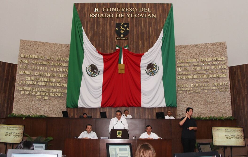 Oscar Sabido Santana, encargado de la CODHEY, leyó el informe de actividades de la institución ante los diputados del Congreso del Estado (Foto: Cuauhtémoc Moreno Cabrera)