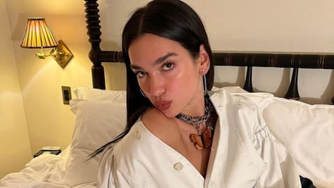 Enamórate del total look de peluche de Dua Lipa