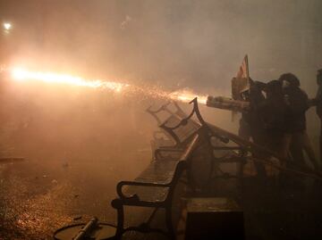 VIDEO: Manifestantes usan “ametralladoras” de fuegos artificiales en Georgia; hay más de 100 arrestados por enfrentamientos