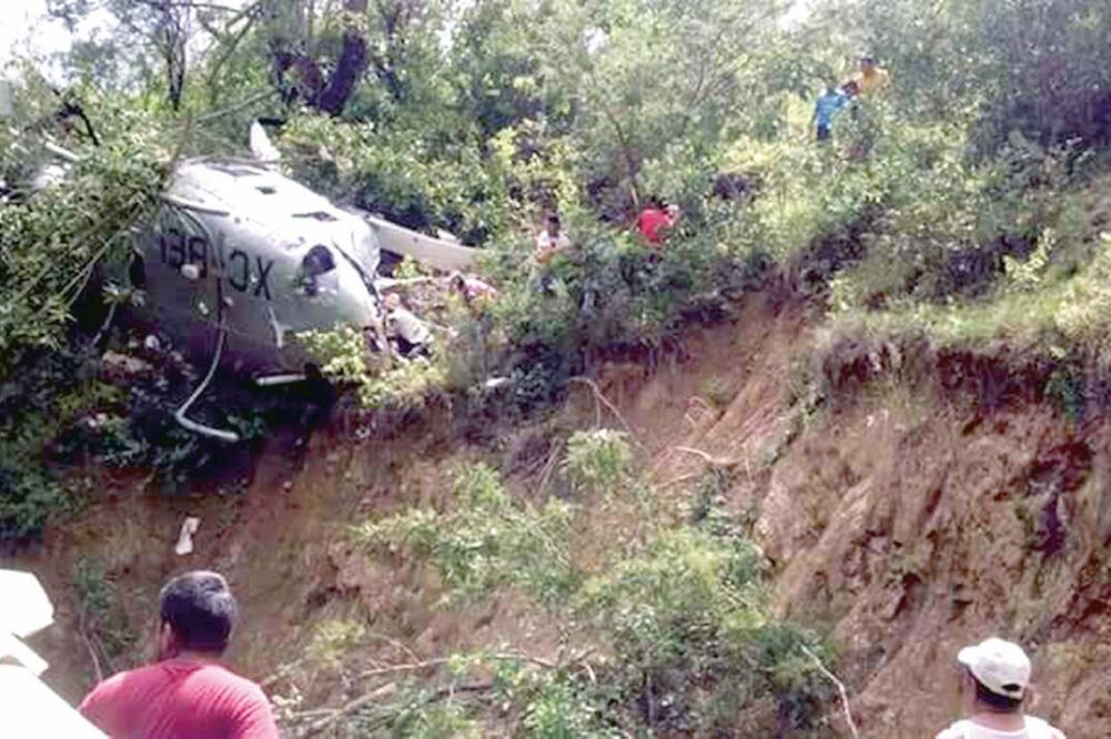 La nave Heli Bell 212 despegó de la base militar de la Sedena y cayó en la comunidad de San Pedro Leapi, municipio de San Carlos Yautepec. (CORTESÍA)