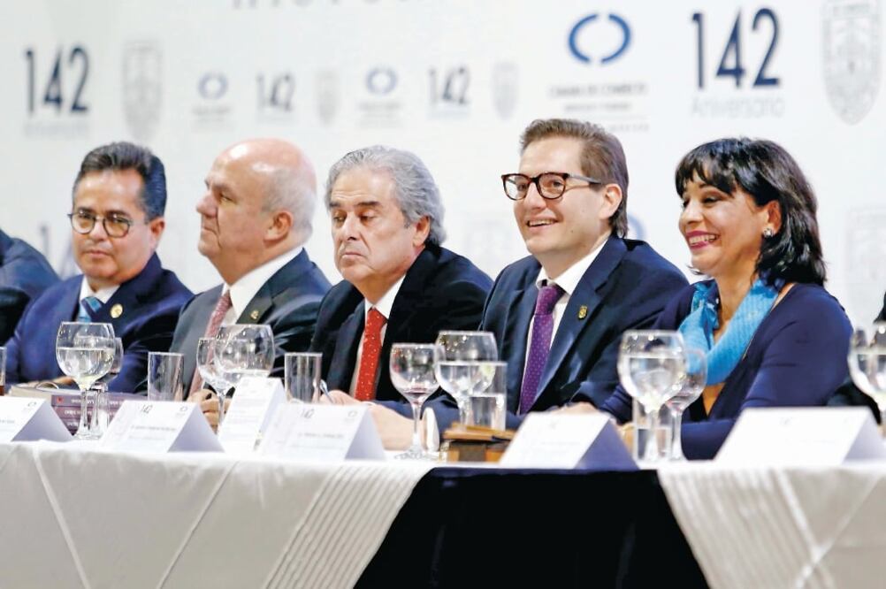 Salomón Chertorivski, titular de la Sedeco, acompañó al jefe de gobierno, al 142 aniversario de la Cámara de Comercio de la Ciudad de México (ESPECIAL)