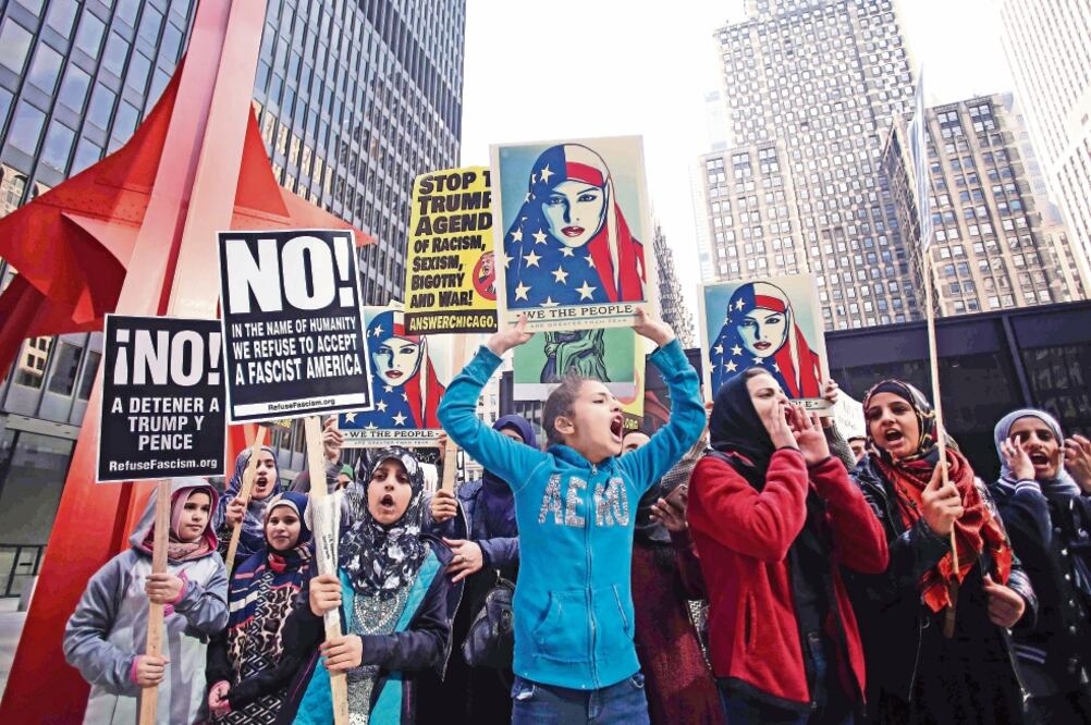 Musulmanas protestan contra el presidente de la Unión Americana, Donald Trump, en Chicago, Illinois (JOSHUA LOTT. AFP)
